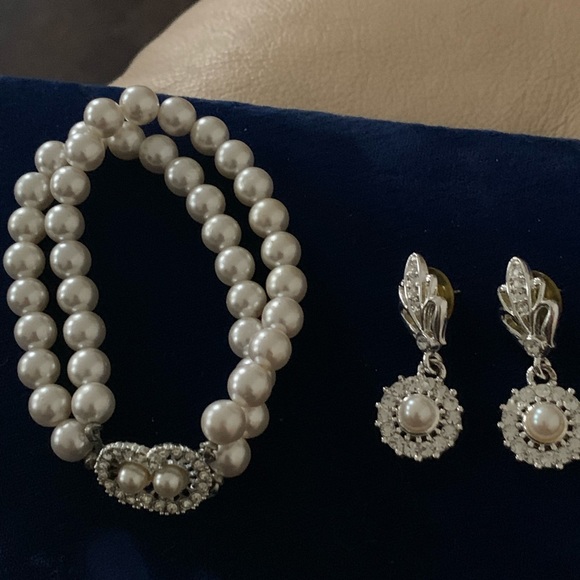 90’s PEARL BRACELET AND EARRINGS SET BY VENDOME/CORO - Picture 3 of 5